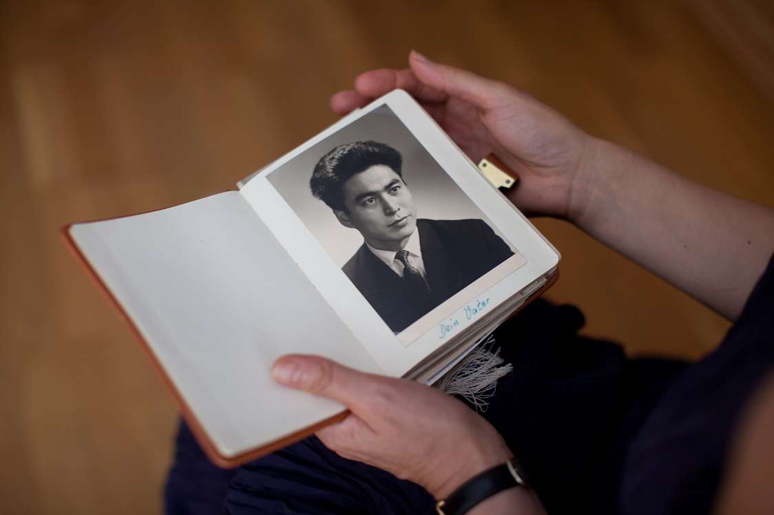 Manuela Schott hat mit 17 im Wäscheschrank das Tagebuch mit dem Foto ihres Vaters entdeckt. Bevor sie überhaupt gelesen hat, dass unter dem Foto "Dein Vater" stand, wusste sie sofort, dass es ihr Vater war. Manuela Schott wird die Buchvorstellung mit ihrer persönlichen Geschichte bereichern. 