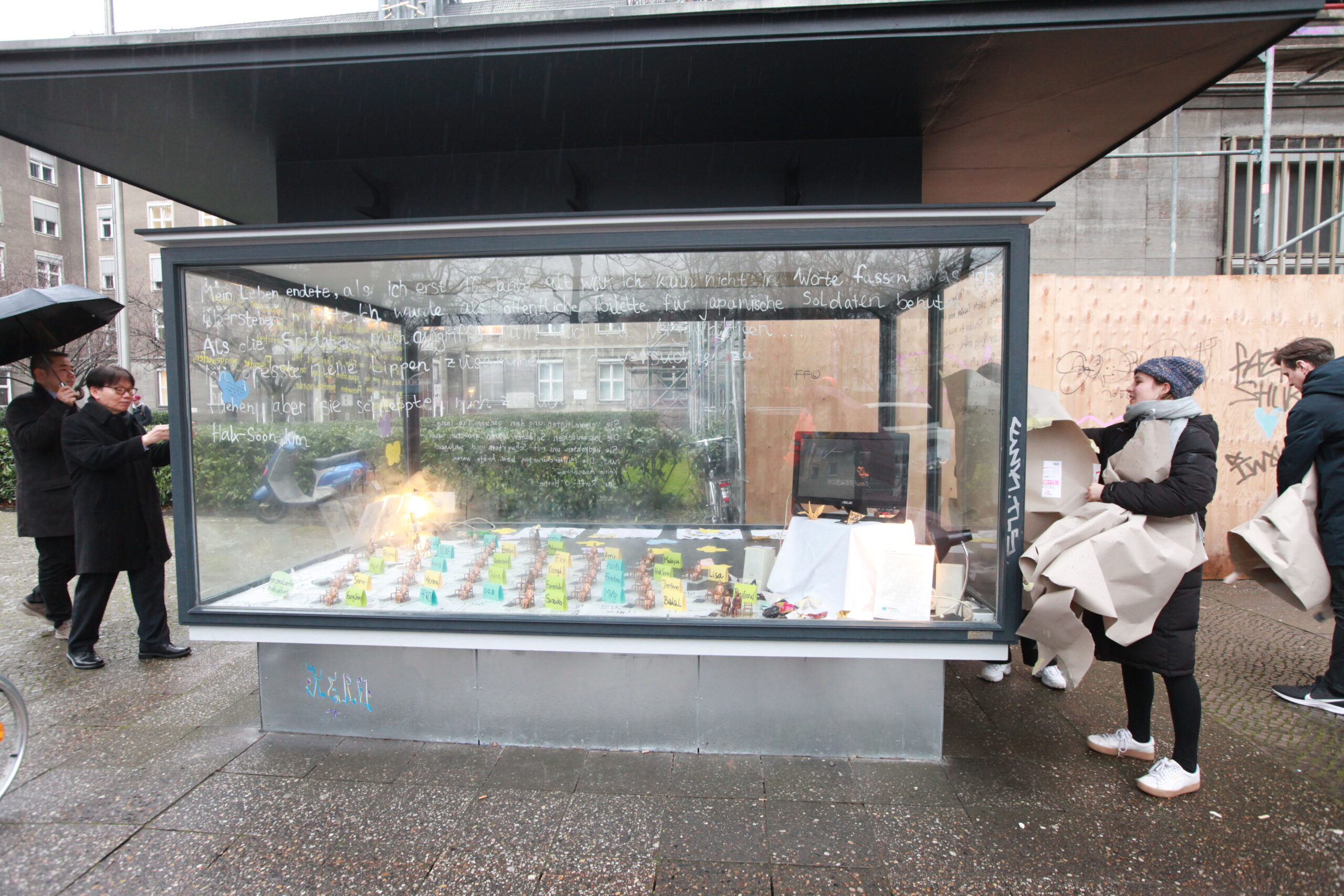 Die Ausstellung in der Vitrine vor dem Rathaus Tiergarten (Foto: Uli Kretschmer)